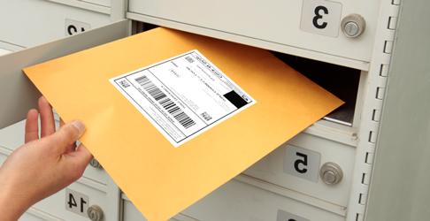 美国邮政总局连接本地邮件 envelope being pulled out of a cluster unit box.